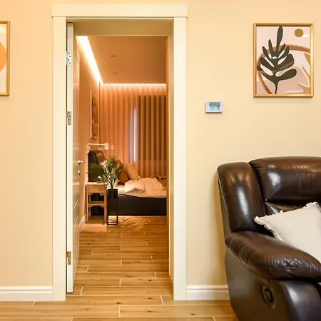 Green Leafy - Ideal 2 Bedroom