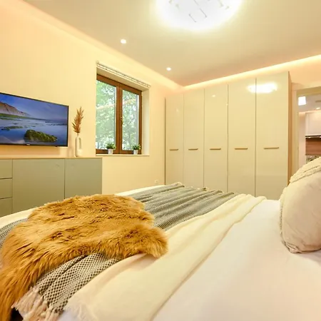 Green Leafy - Ideal 2 Bedroom Apartment