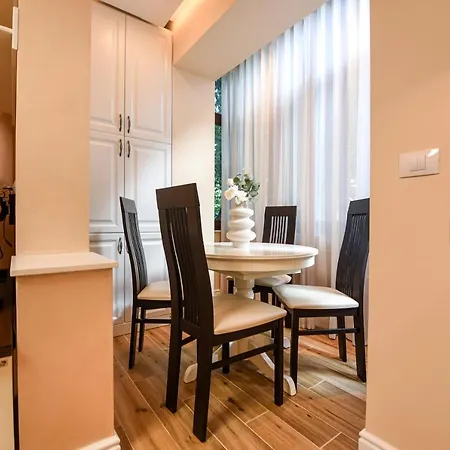 Green Leafy - Ideal 2 Bedroom