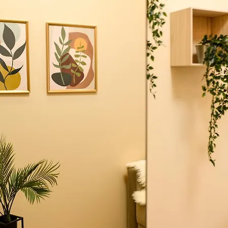 Green Leafy - Ideal 2 Bedroom Apartment *