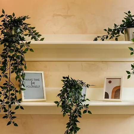 Green Leafy - Ideal 2 Bedroom Apartment *