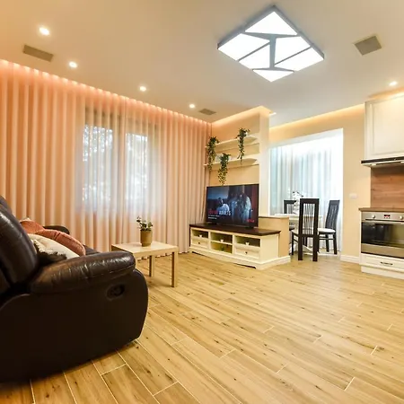Green Leafy - Ideal 2 Bedroom