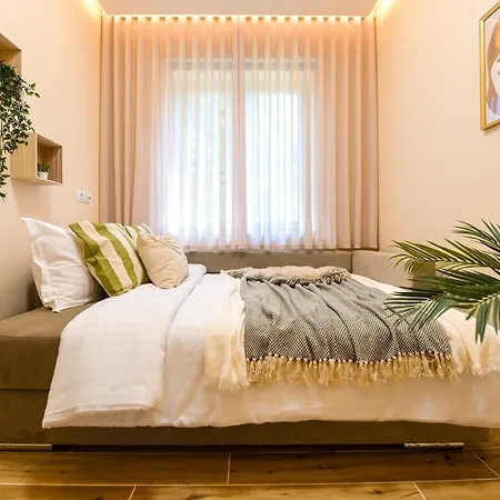Green Leafy - Ideal 2 Bedroom Apartment