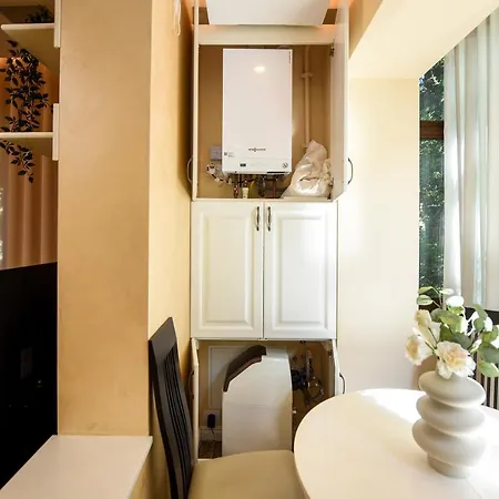 Green Leafy - Ideal 2 Bedroom *