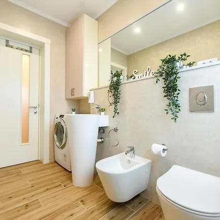 Green Leafy - Ideal 2 Bedroom Apartment *